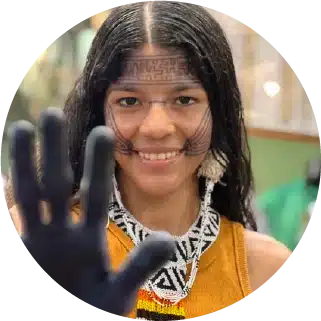 <p><strong>Nosso negócio depende diretamente dos recursos naturais do rio Xingu e, portanto, uma gestão ambiental robusta e eficiente é fundamental para a operação da UHE Belo Monte.</strong></p>
<p>Em 2023, demos continuidade a diversas iniciativas independentes, como a implantação da Usina Fotovoltaica de Altamira, o Projeto Energia Verde no Xingu, a comercialização de certificados internacionais de energia renovável (I-REC), o matchfunding do BNDES Floresta Viva, e projetos de P&D para reduzir emissões de gases de efeito estufa (GEE). Registramos 19,678 tCO2 equivalente de emissões de GEE associadas ao fornecimento de energia. Realizamos nosso inventário de emissões de GEE pelo segundo ano consecutivo e iniciamos um plano para reduzi-las. Investimos em energias renováveis e estratégias de combate às mudanças climáticas e, em parceria com outras empresas, em projetos para assegurar a qualidade e disponibilidade de água na bacia do rio Xingu.</p>
