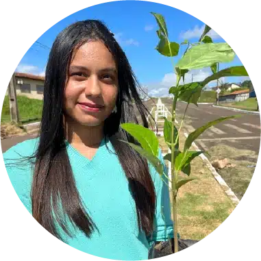 <p>Como parte do nosso compromisso ambiental, dedicamos esforços significativos à conservação da flora na região do Xingu, implementando uma série de projetos integrados aos Planos de Conservação dos Ecossistemas Terrestres e Aquáticos. Ao longo do processo de licenciamento (2011-2023), a Norte Energia resgatou e coletou um total de 4.326.673 sementes e propágulos. Além disso, foram recuperados 201.923 espécimes de plantas e plântulas, com uma taxa de reintrodução de 97,8% em seus habitats.</p>
<p>A contribuição para a pesquisa científica foi notável, com a produção de 19.801 exsicatas (amostras desidratadas de plantas), das quais 19.483 foram disponibilizadas para instituições de ensino e pesquisa, impulsionando o avanço do conhecimento botânico sobre a região.</p>
<p>Em 2023, as ações de conservação da flora na região do Xingu continuaram, com o desenvolvimento de projetos voltados para resgate, reintrodução, monitoramento, estudo e catalogação de plantas na área de influência da usina. Florestas de terra firme, florestas aluviais e vegetação típica dos pedrais foram monitoradas. Até dezembro de 2023, 721 espécies vegetais foram identificadas em um processo de monitoramento participativo que envolveu moradores das comunidades locais. Esse engajamento resultou na elaboração e publicação, em março de 2023, do livro “Natureza no Xingu: monitoramento participativo da flora”, que compila as informações dos monitoramentos.</p>
