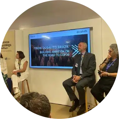 <p>A energia renovável gerada em Belo Monte e sua localização na Amazônia tornam o enfrentamento às mudanças climáticas uma prioridade estratégica para a Norte Energia. A alta gestão está envolvida na análise e tomada de decisões relacionadas ao clima, com diretrizes integradas à Política de Sustentabilidade. A Superintendência de Sustentabilidade, responsável por reportar à Diretoria Executiva e ao Conselho de Administração, coordena compromissos e ações climáticas.</p>
<p>O Comitê de Sustentabilidade assessora a alta gestão em questões climáticas e, em 2023, avançamos ações afetas à nossa estratégia climática, com foco na gestão e monitoramento das emissões de GEE, alinhado às metas da Agenda 2030 da ONU. A Superintendência participou da COP 28, em Dubai, por meio da delegação do CEBDS, para adquirir conhecimentos e práticas sobre combate às mudanças climáticas.</p>
