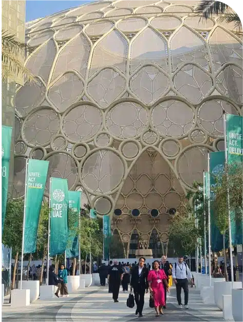 <p><strong>Emissões Atmosféricas e Combate às Mudanças Climáticas</strong></p>
<p>Na Norte Energia, publicamos nosso segundo Inventário Corporativo de Emissões de Gases de Efeito Estufa (GEE), abrangendo os Escopos 01, 02 e 03, e recebendo pelo segundo ano consecutivo o Selo Ouro do Programa Brasileiro do GHG Protocol.</p>
<p>Nossa operação se destaca pela baixa intensidade de emissões e pela continuidade do Projeto Energia Verde no Xingu, que promove energia renovável em comunidades afetadas por Belo Monte. Investimos em projetos de P&D voltados para desafios ambientais, incluindo a caracterização de eventos climáticos extremos e o desenvolvimento de embarcações com energia solar. Inauguramos uma usina fotovoltaica de 4 MW em Altamira para compensar o consumo de energia dos nossos escritórios.</p>
<p>Participamos da COP 28 com o CEBDS, reforçando nosso compromisso com a sustentabilidade. Lançamos o Edital Xingu como parte da iniciativa Floresta Viva, destinando R$ 26,64 milhões para projetos de restauração e fortalecimento das cadeias produtivas locais.</p>
<p>Mantivemos nosso apoio a projetos junto ao povo Kayapó e, em parceria com a Eletrobras, financiamos iniciativas para proteger o território indígena. Promovemos o empreendedorismo sustentável na região de Belo Monte em parceria com o Centro de Empreendedorismo da Amazônia (CEA), capacitando empreendedores locais.</p>
